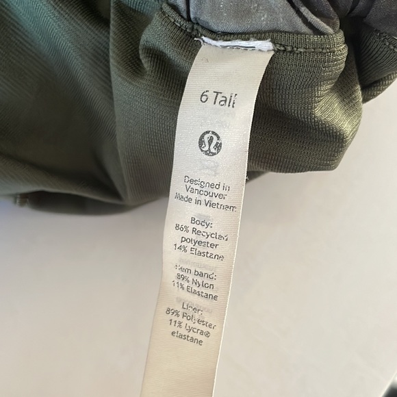 Lululemon Shorts with lining - Picture 4 of 5